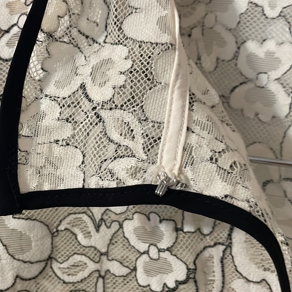 Babaton lace shirt with black trim. - Picture 8 of 8